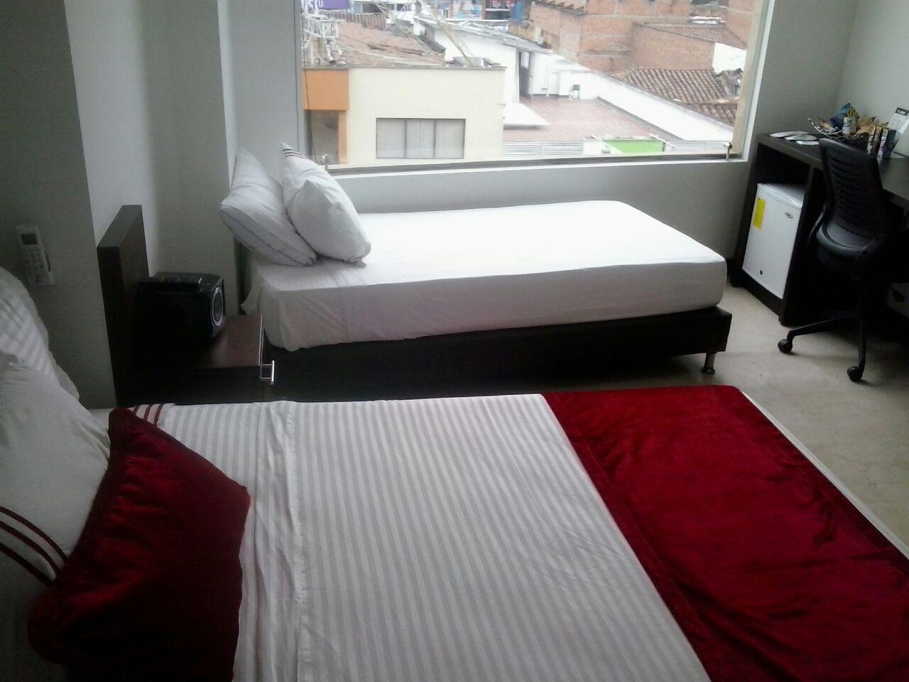 Hotel Lleras 10 Medellin Bagian luar foto