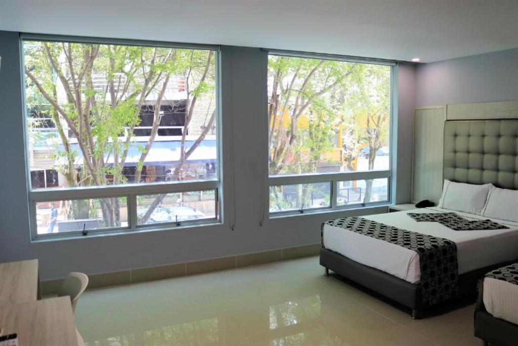 Hotel Lleras 10 Medellin Bagian luar foto