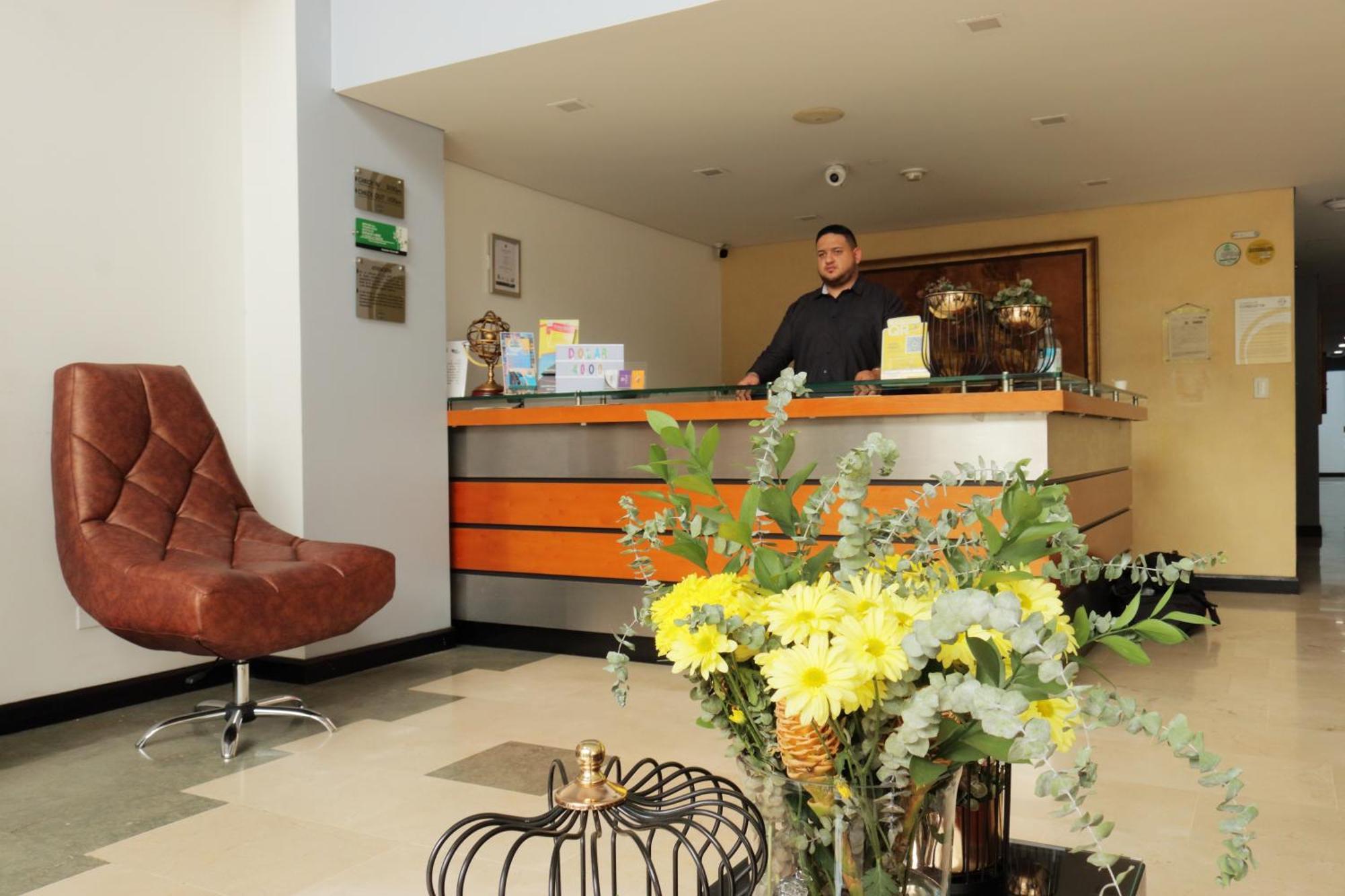 Hotel Lleras 10 Medellin Bagian luar foto